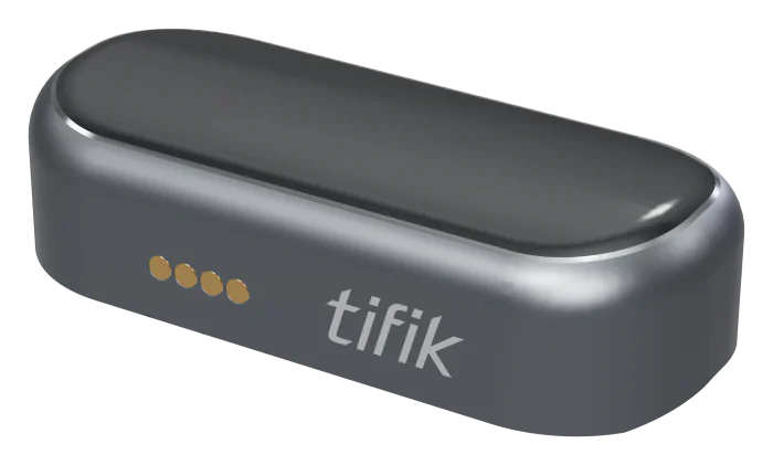 Rendu de l’appareil Tifik&nbsp;: coque anodisée graphite, verre foncé, quatre plots de charge dorés et gravure tifik sur le côté